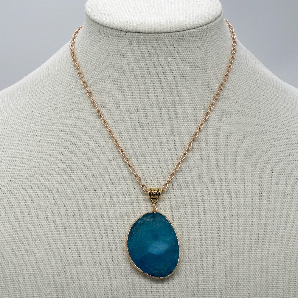 Necklace with blue quartz stone. - Picture 1 of 5